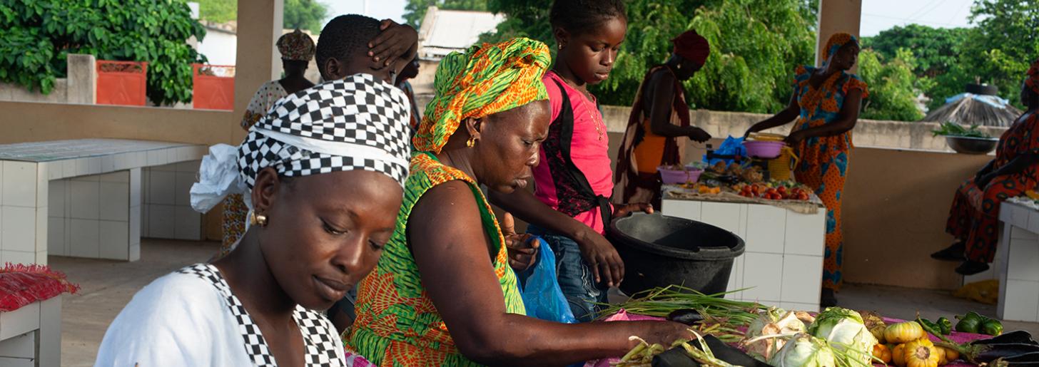 (From left to right) Mme Khady Ndiaye and Mme Seye Gueye are two vegetable sellers at Mbayenne market, one of the marketplaces supported by the project.