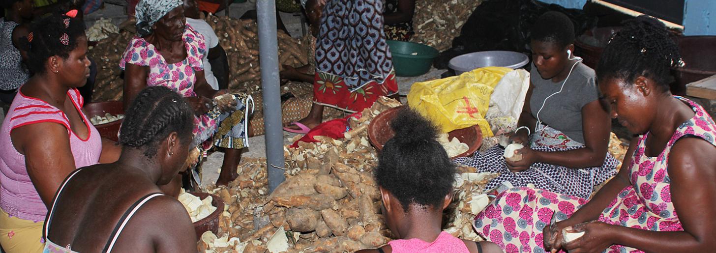 Producing attiéké, a cassava-based dish